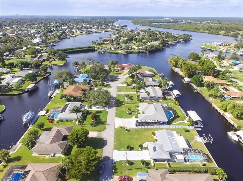 Drone Photo of Homes in Fort Myers. Photo by Instagram user @samuraic33