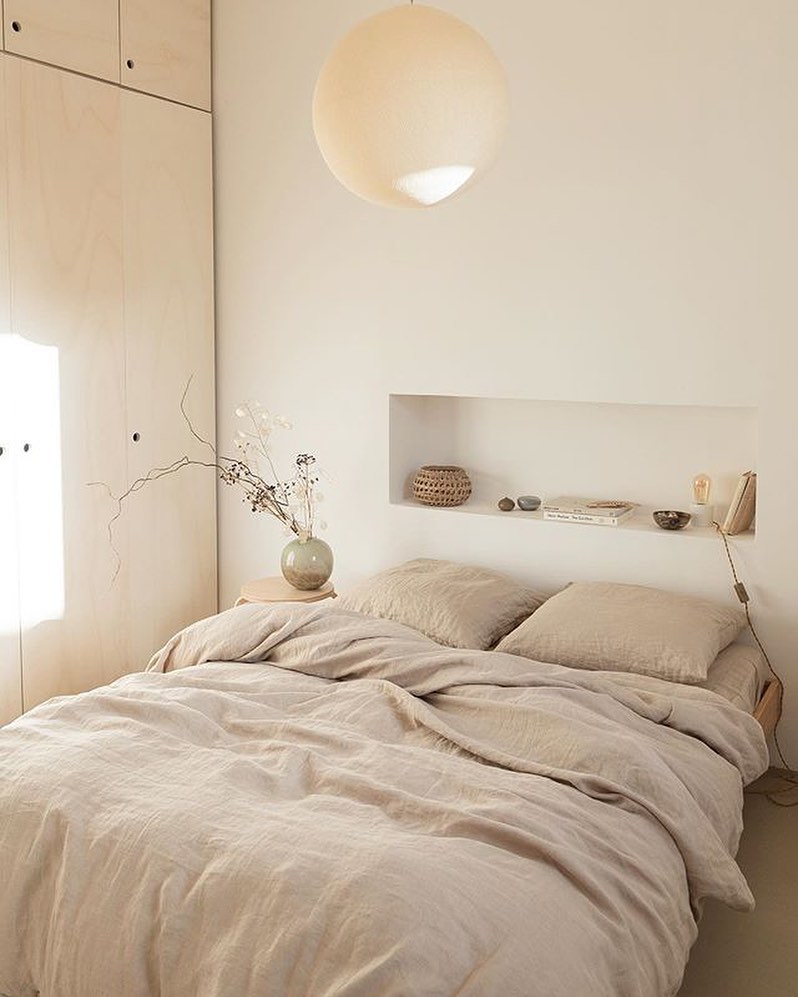 Minimalist designed bedroom with light earth tone walls and bedding. Photo by Instagram user @kamelya_blusm