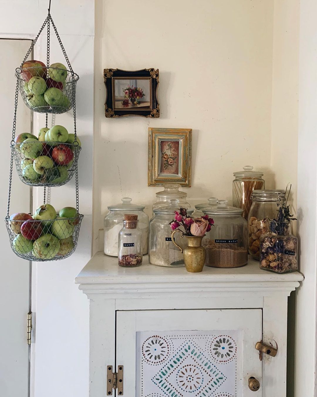 Kitchen Space with Ingredient Jars Easy to See What's Inside. Photo by Instagram user @bonjourmoon