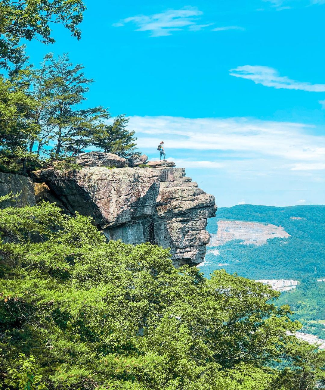 Person at Lookout Mountain Standing at the Edge of a Cliff. Photo by Instagram user @hope.maum