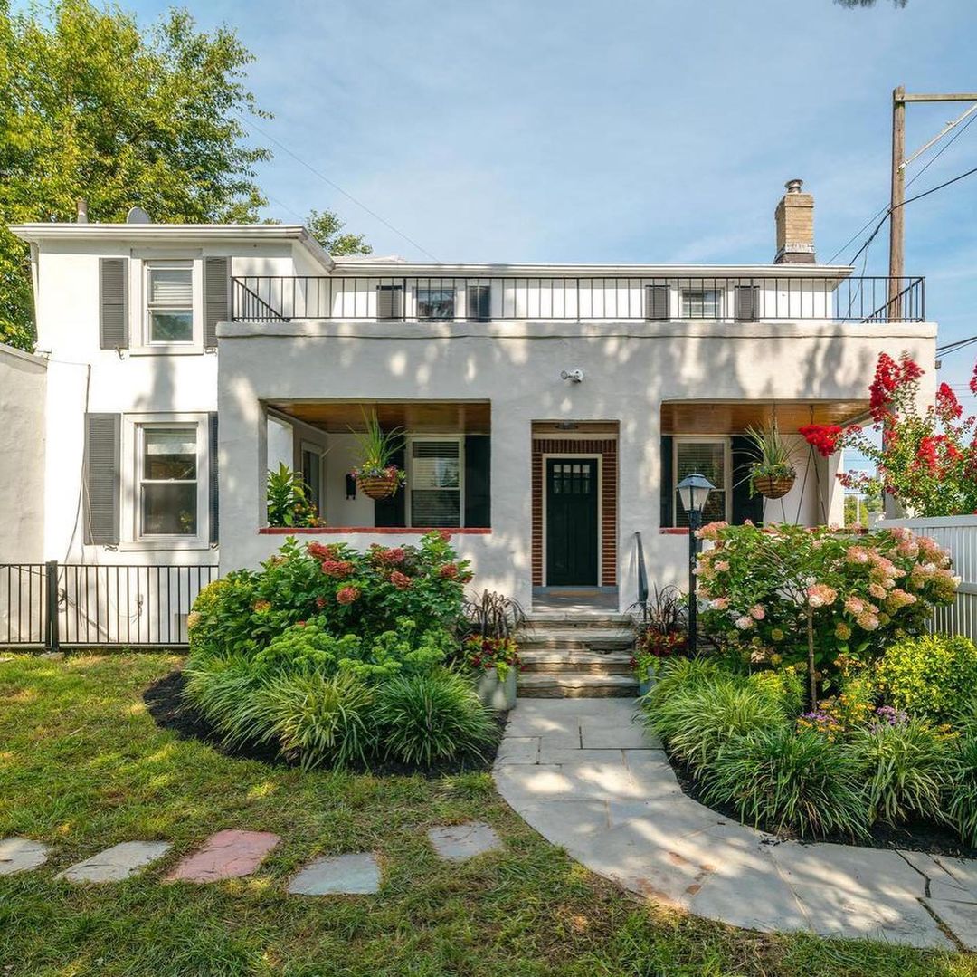 Contemporary home with front yard landscaping in Chestnut Hill neighborhood in Philadelphia. Photo by Instagram user @myplacephilly.