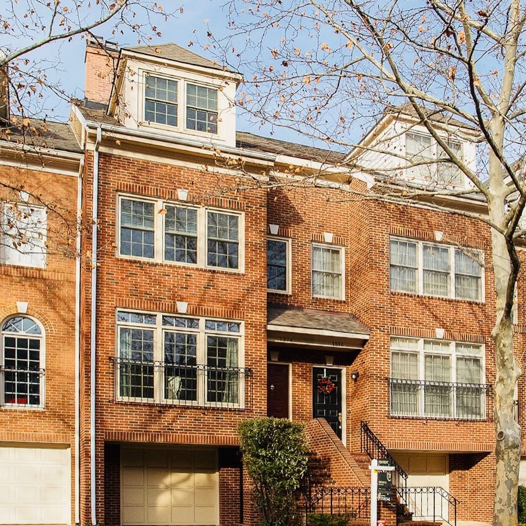 Brick Townhomes in Radnor-Ft Myer Heights. Photo by Instagram user @lilah.bross