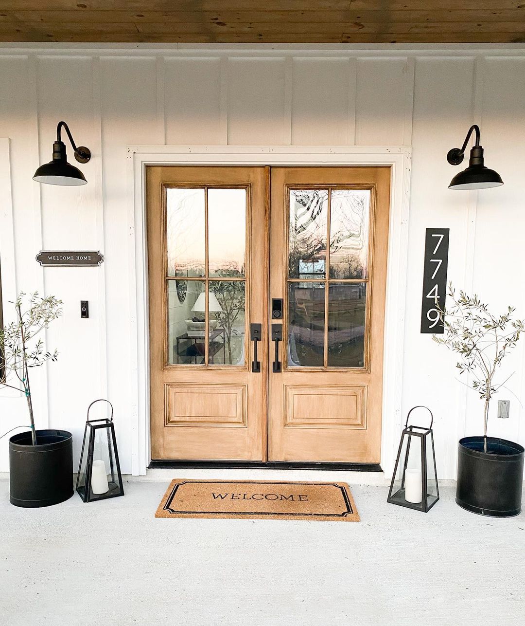 Traditional Style Farmhouse Using Goose Neck Barn Lights. Photo by Instagram user @thecozyfarmhouse