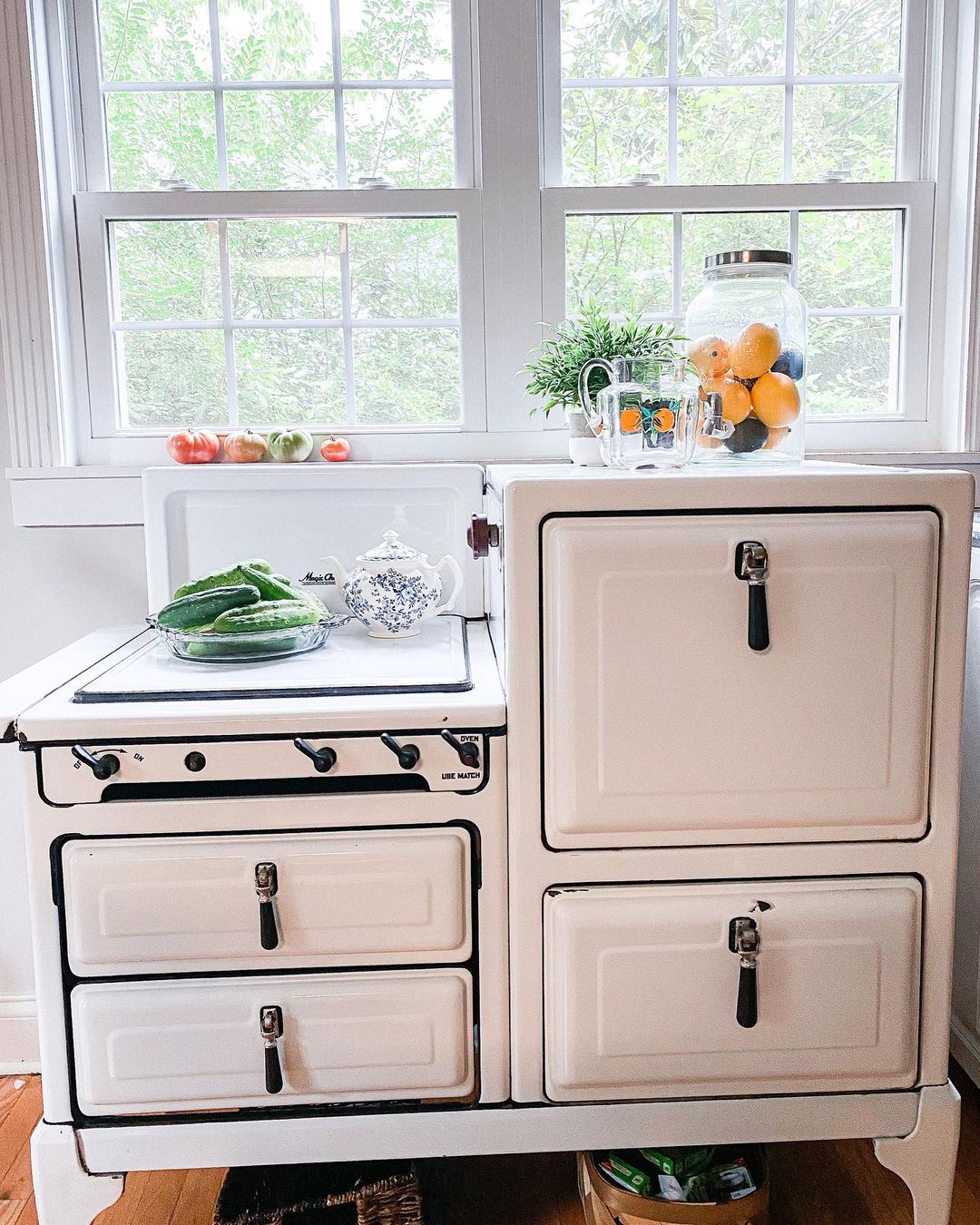 Classic Stove and Oven in a Farmhouse Kitchen. Photo by Instagram user @thecarolinafarmhouse