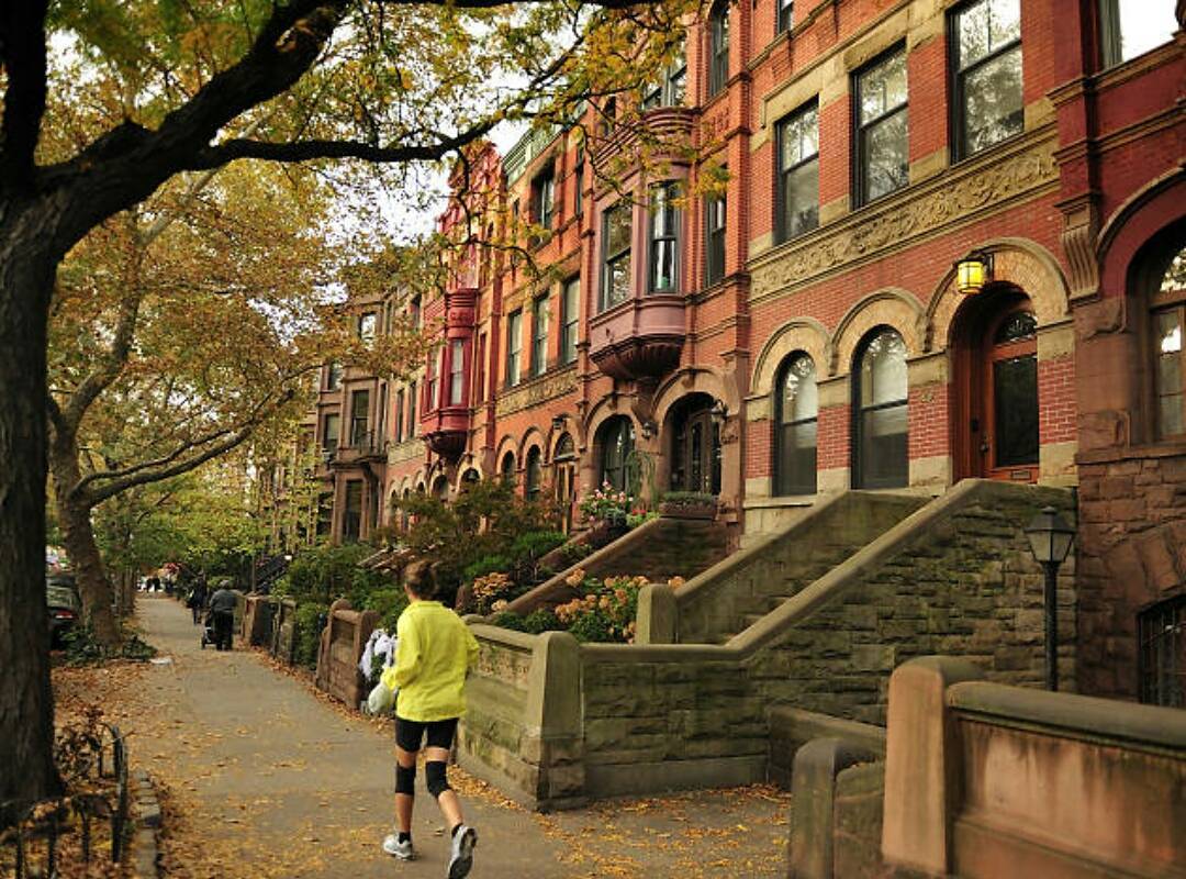Man goes for a jog in beautiful NYC neighborhood during fall. Photo by Instagram User @emdmia