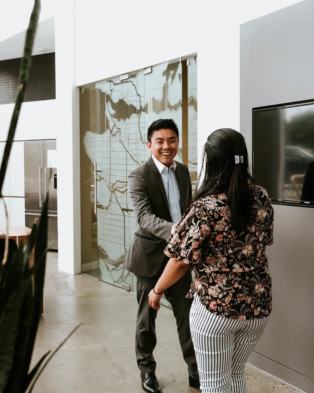 Woman shakes hands with real estate agent during client meeting. Photo by Instagram User @ruscarlosyvr