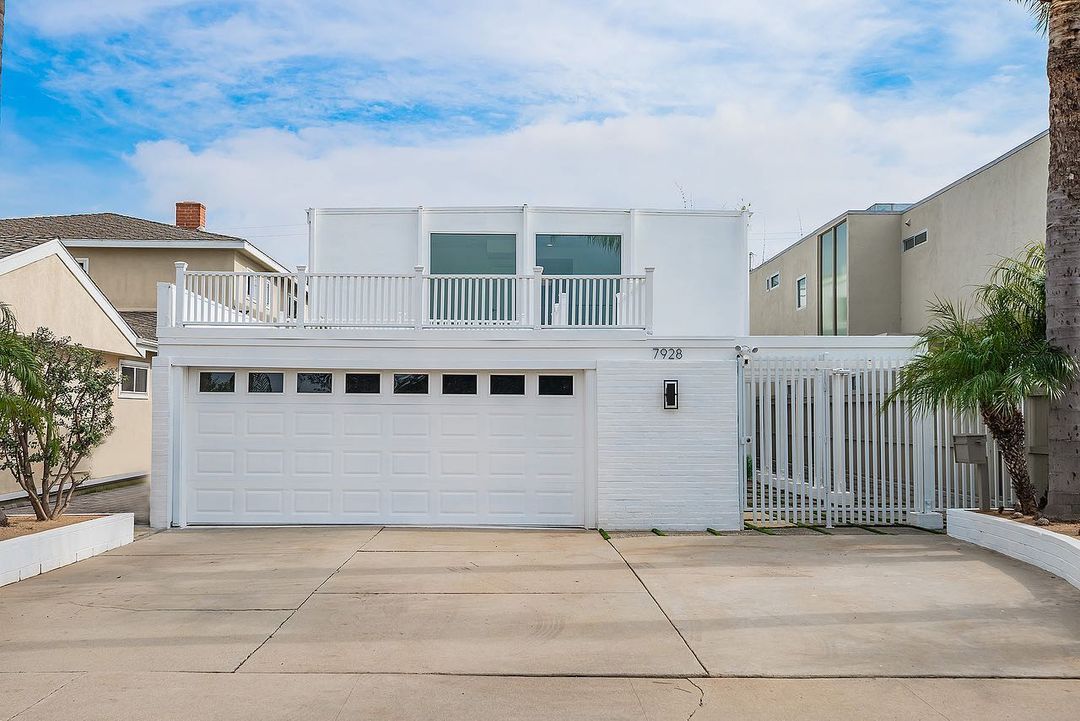 Modern house in Playa Del Rey for sale. Photo by Instagram user @brandonvphoto.