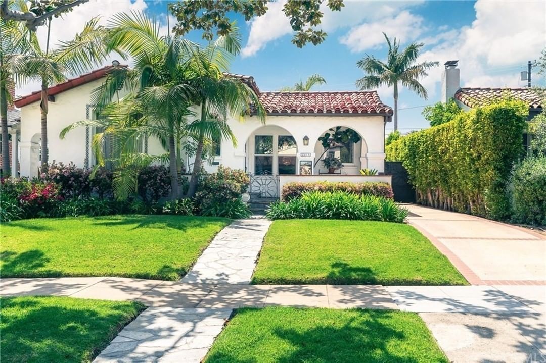 Spanish home with manicured lawn for sale in LA. Photo by Instagram user @liviermedinarbh.