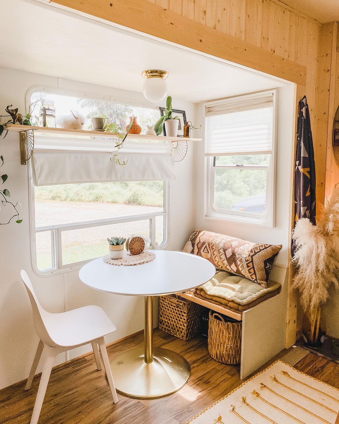 Dinette area in RV. Photo by Instagram user @the_ramblr_rv.