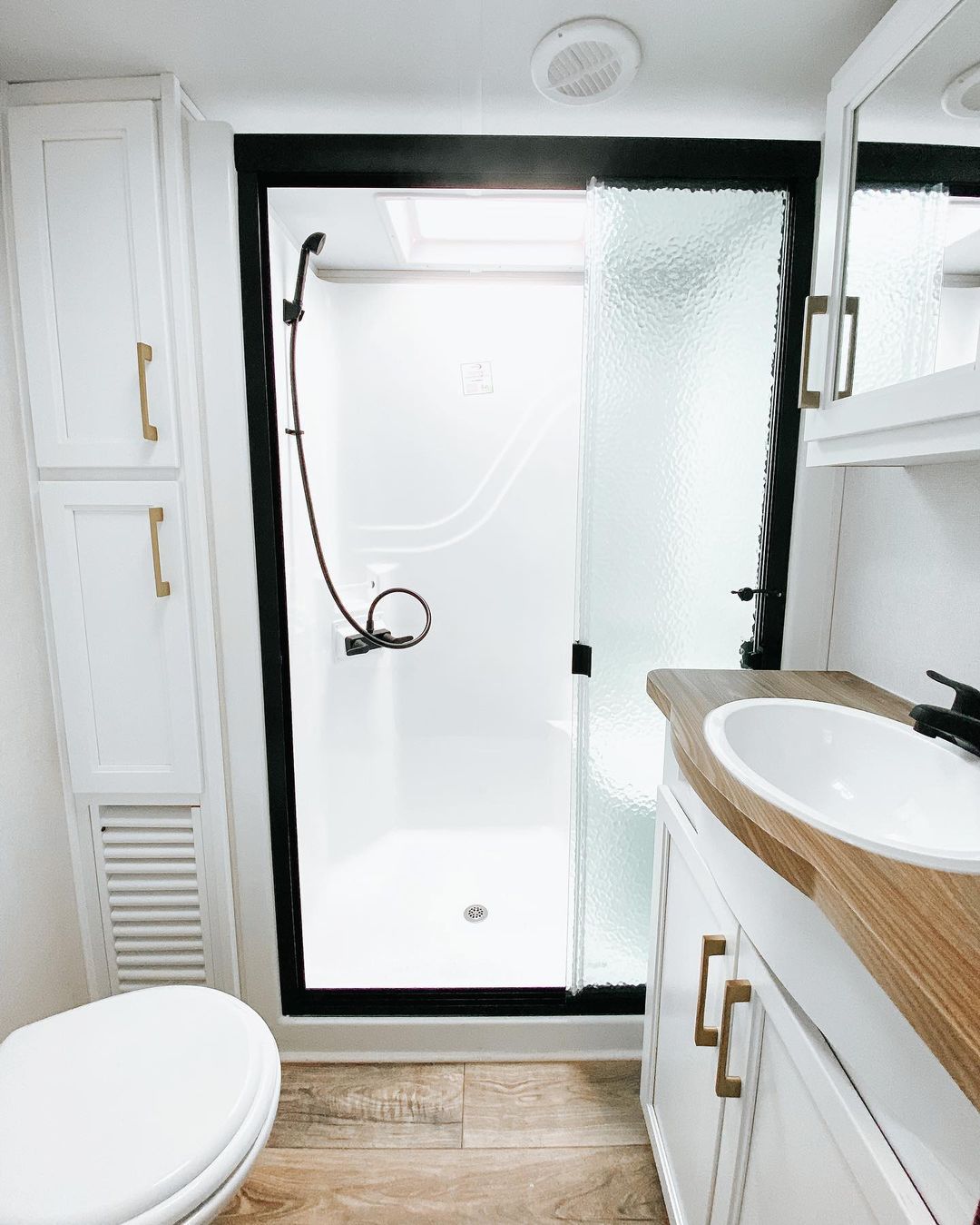 RV bathroom featuring a stand-up shower. Photo by Instagram user @meeshweav.