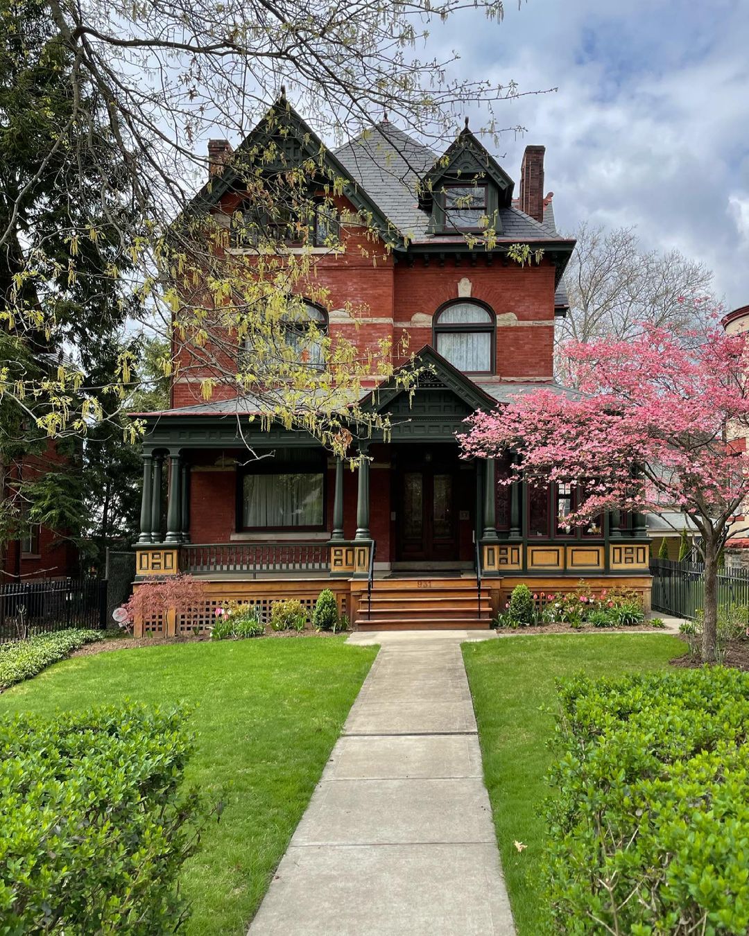 Victorian brick house with trees in Highland Park, Pittsburgh. Photo from Instagram user @cyat.es