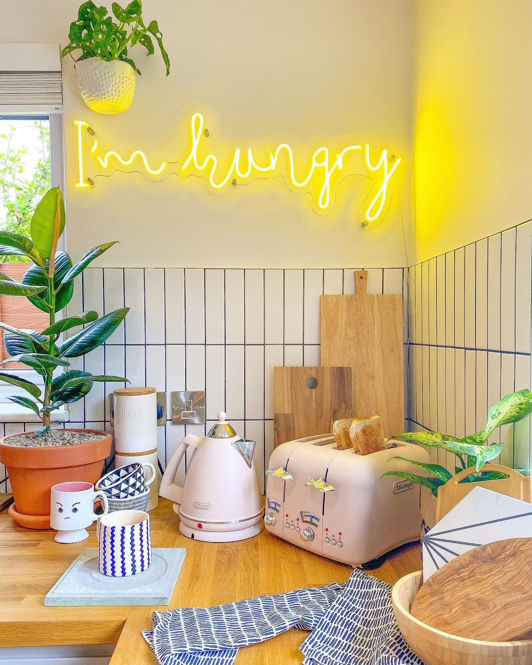 Kitchen with Yellow Neon Sign that Says I'm Hungry. Photo by Instagram user @the_cheerful_abode