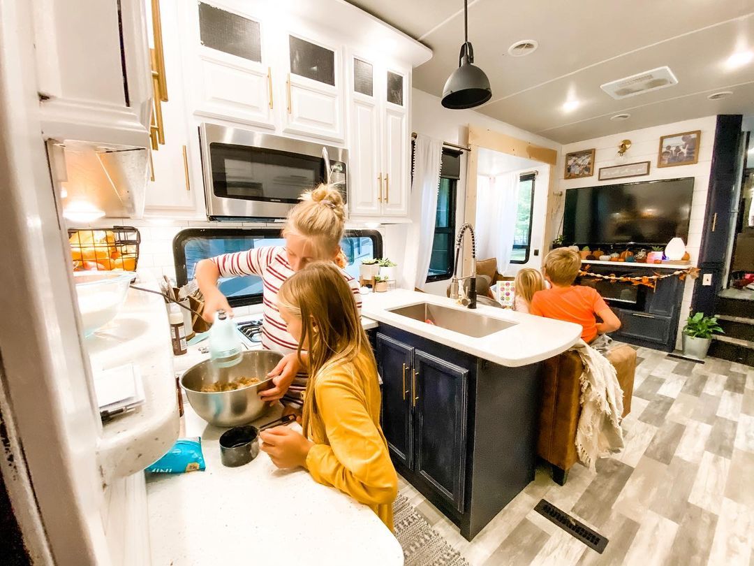 Family Making Food Together in an RV Kitchen. Photo by Instagram user @oilsandgracetribe