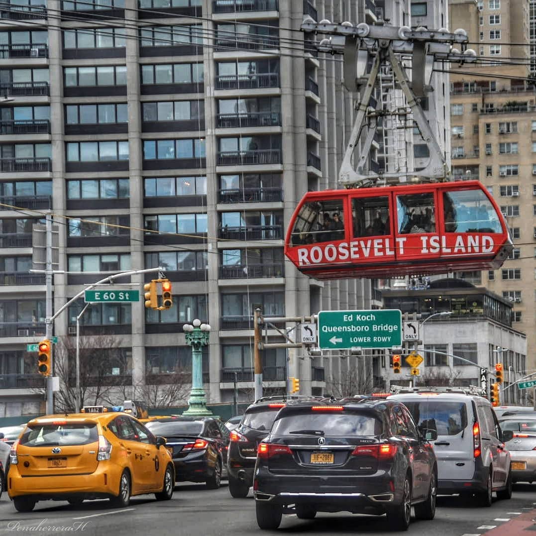 Roosevelt Island tram over traffic in Queens photo by instagram user @tonypenaherrera