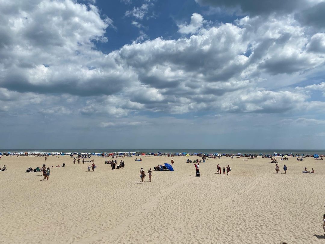Jacob Riis Beach in Queens on a summer day photo by instagram user @hernan_amorini