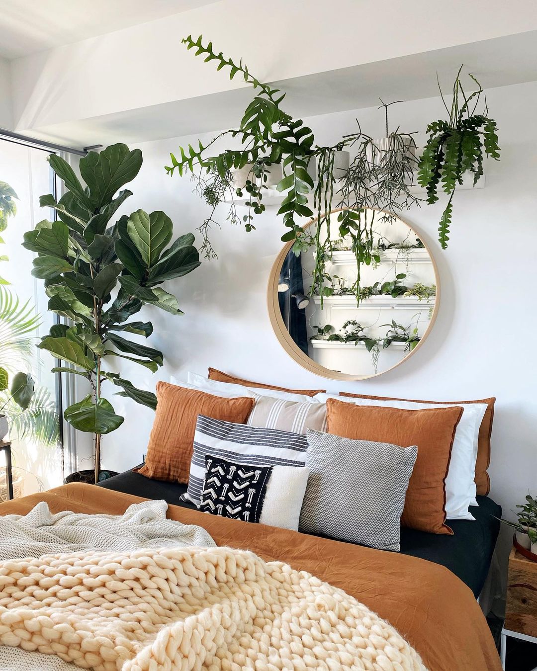 Bedroom photo featuring several plants, including a fiddle-leaf fig and several trailing plants. Photo by Instagram user @dorringtonr.