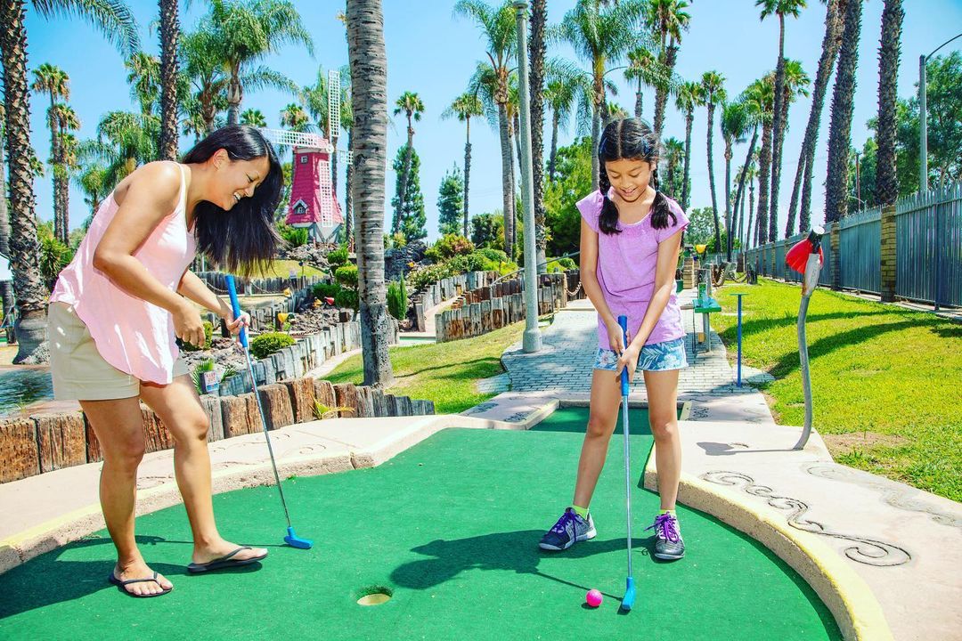Mother-daughter duo having a blast playing mini golf in Riverside, CA. Photo by Instagram user @castleparkrs.