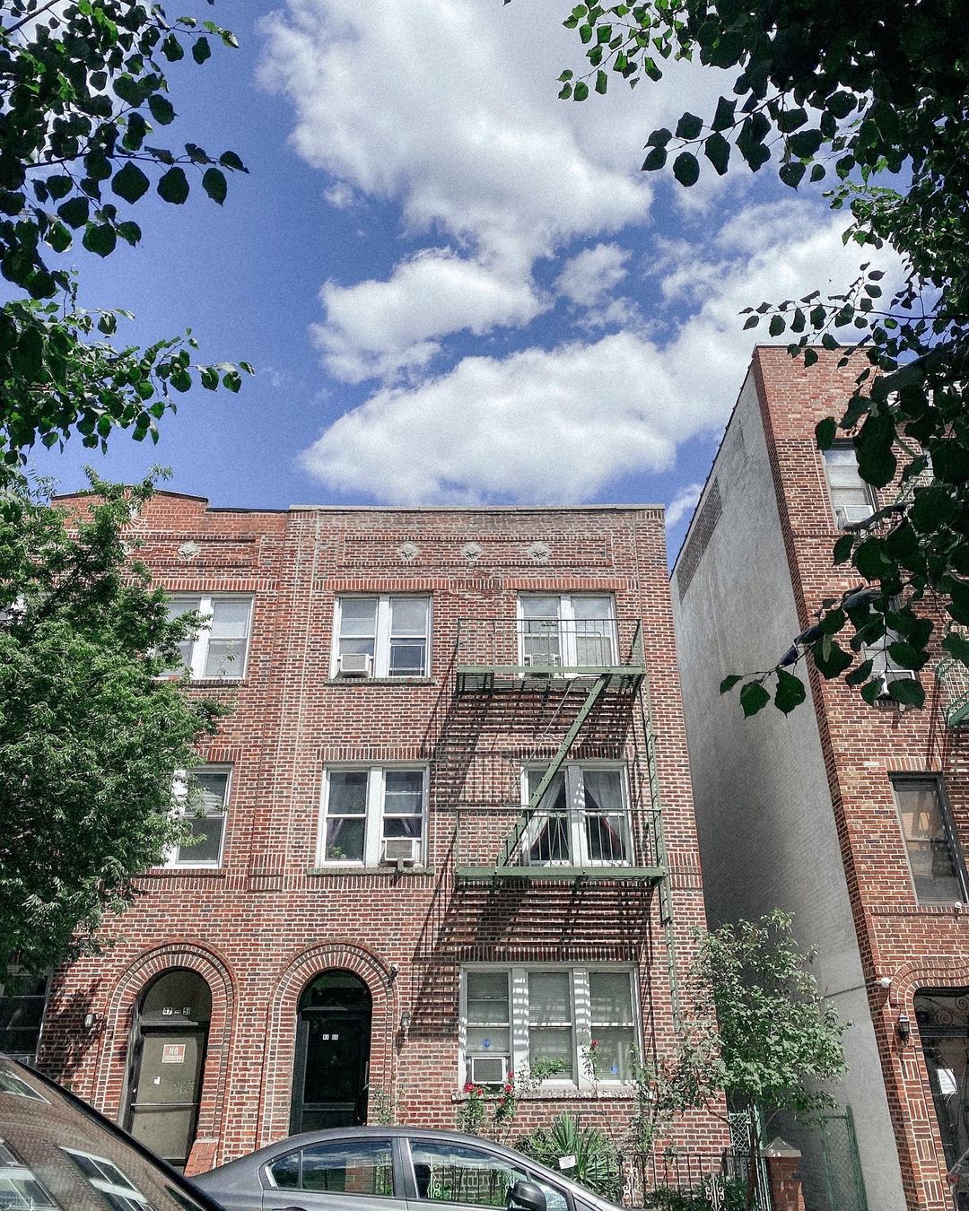 Tri-Level Apartments in Sunnyside, Queens. Photo by Instagram user @vicksadventure