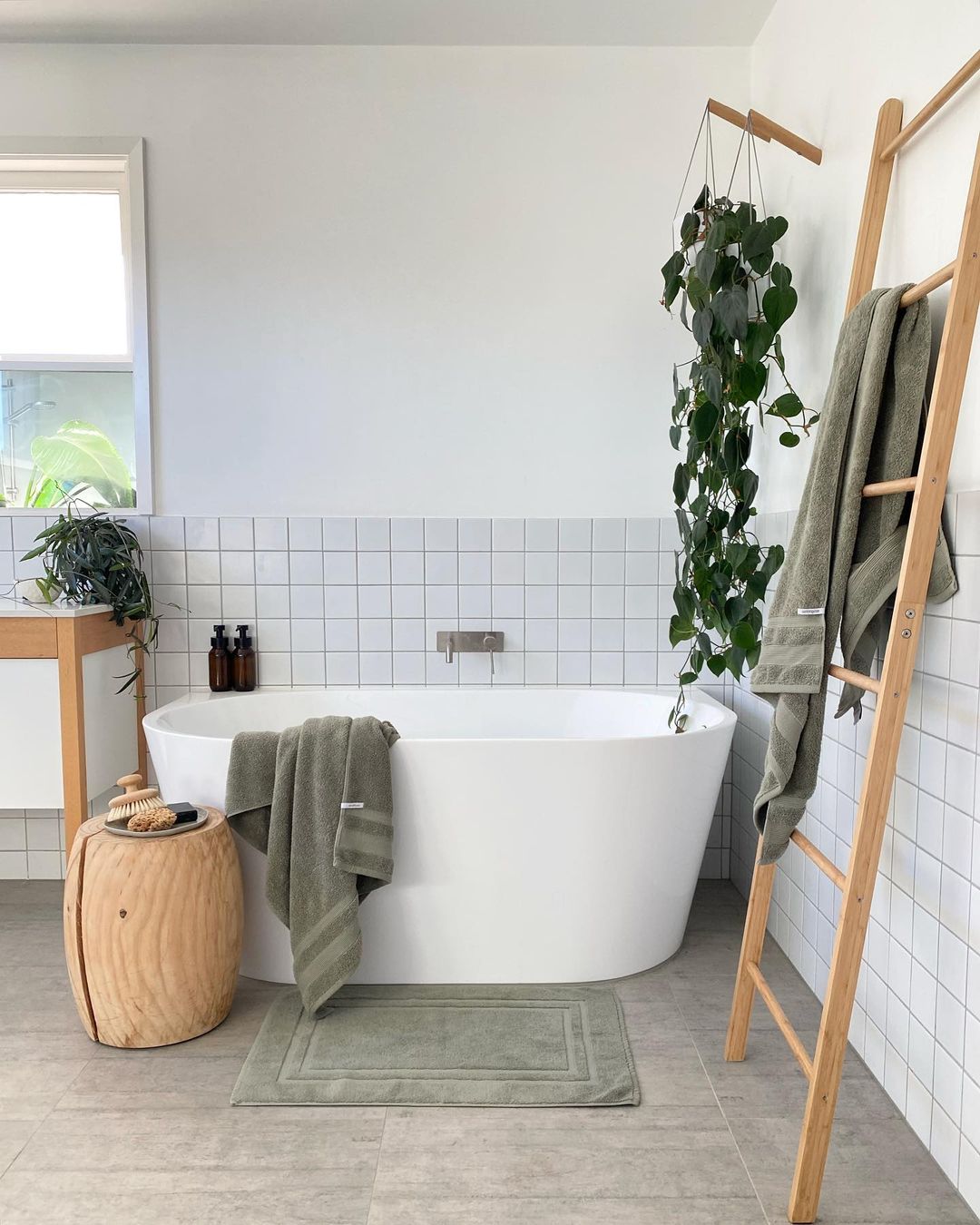 Clean Bathroom Incorporating the Elements of Feng Shui. Photo by Instagram user @bettina_brent