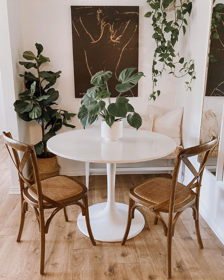 Clean Dining Nook with Plant Life. Photo by Instagram user @millenhome