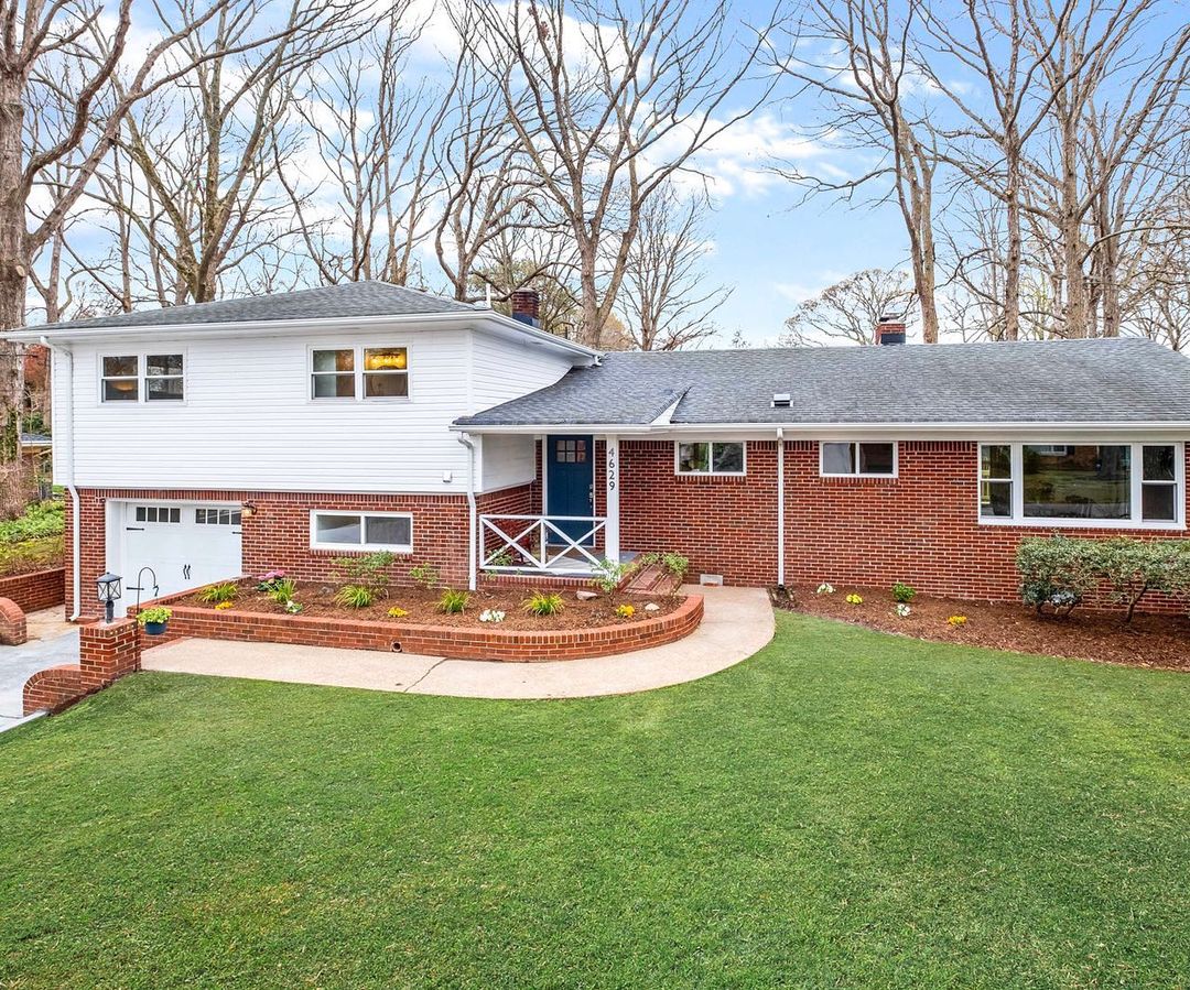 One and a half story home in Thoroughgood with a well manicured lawn and brick exterior. Photo by instagram user @liveoakrealestate
