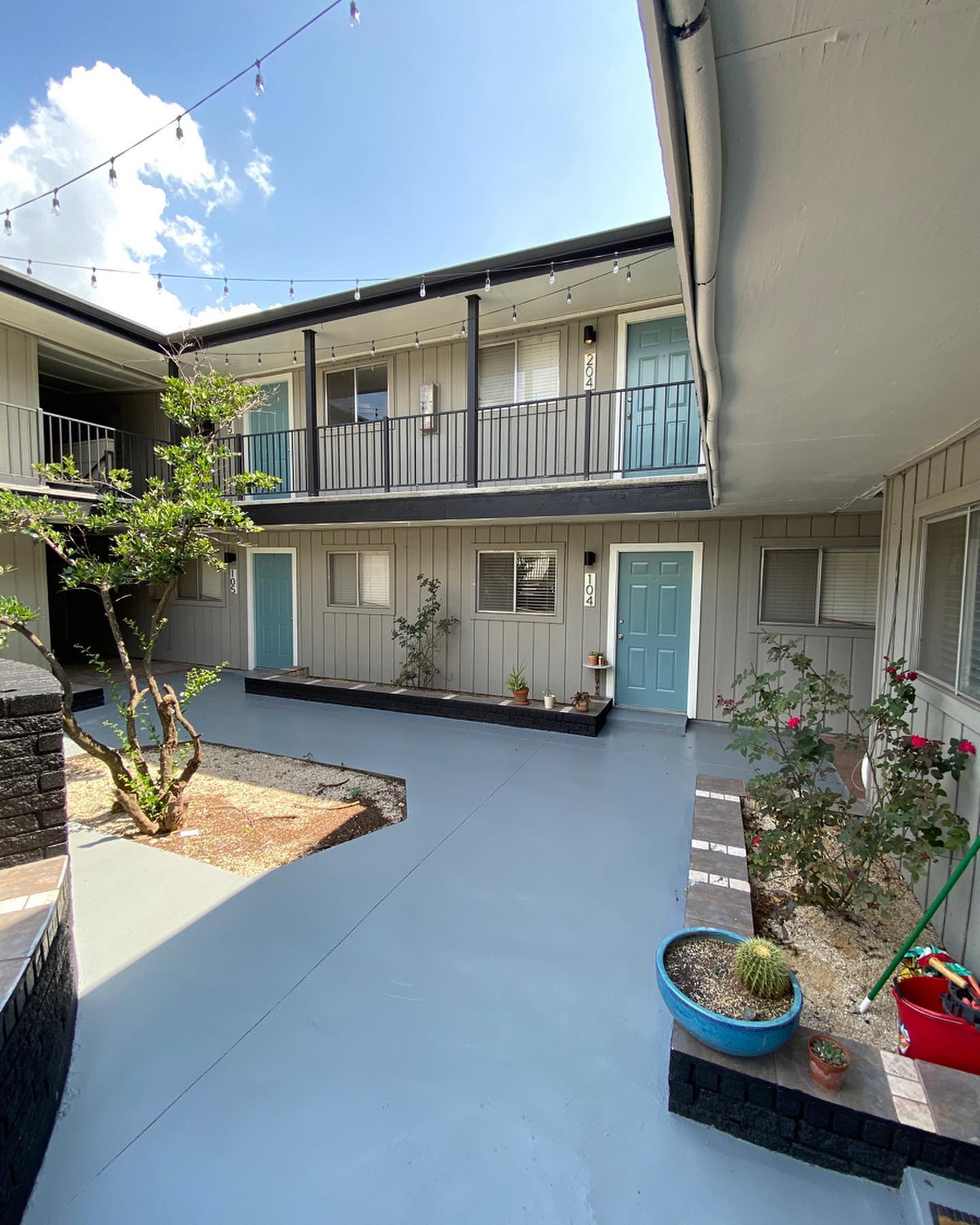 Courtyard view of two-story apartment building in Hyde Park neighborhood in Austin, TX. Photo by Instagram user @gagemultifamily.