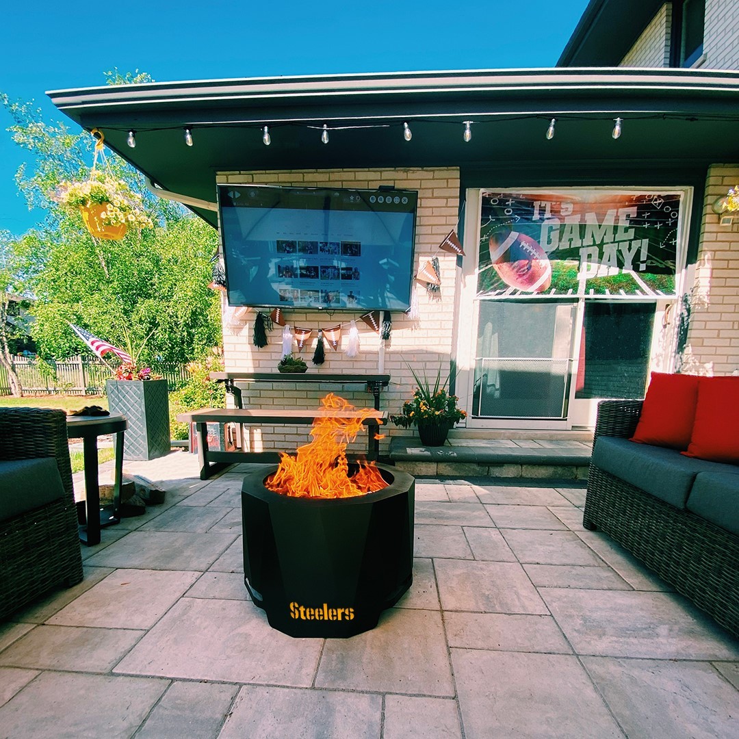 Backyard Gameday Setup with Firepit in the Middle. Photo by Instagram user @blueskyoutdoorliving