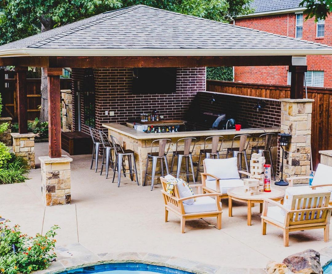 Backyard Hangout Space with Outdoor Kitchen. Photo by Instagram user @panthercitypatio