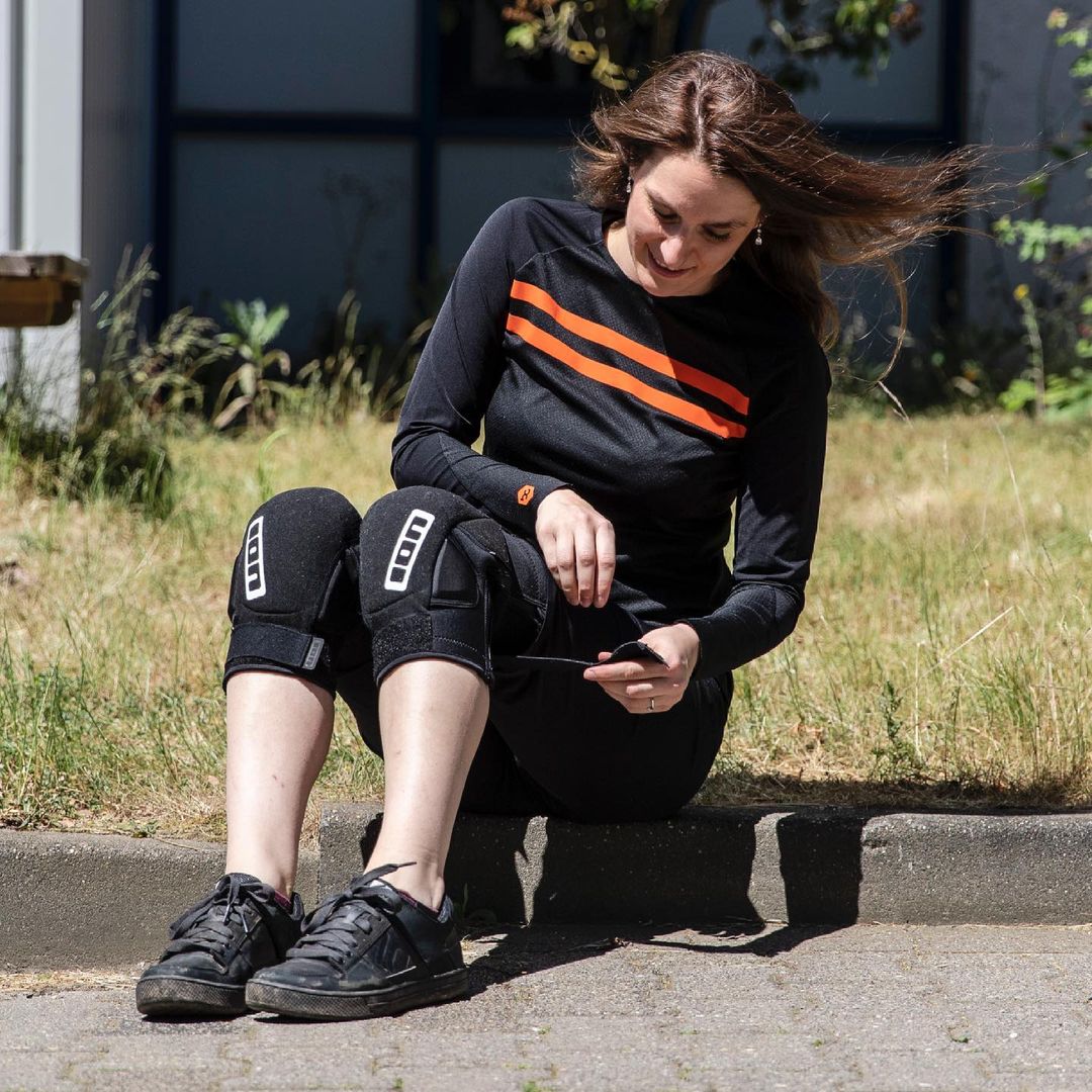 Woman Wearing ION K-Pact Zip Knee Pads. Photo by Instagram user @bikecomponents