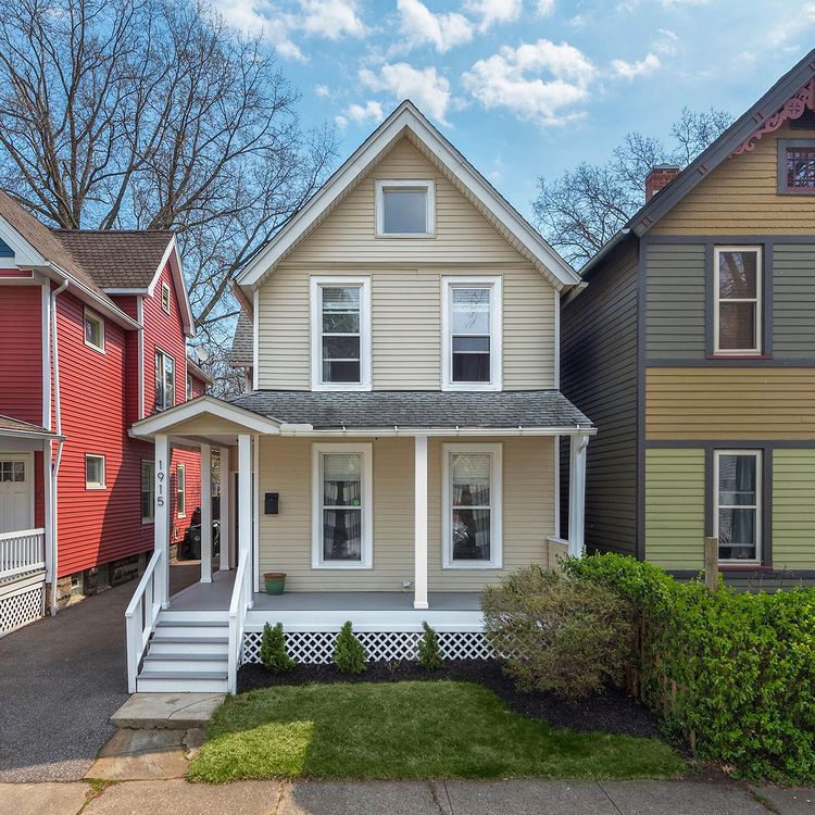 A Cleveland Row House in Ohio City with an alley next to it and multiple levels and a front yard. Photo by instagram user @