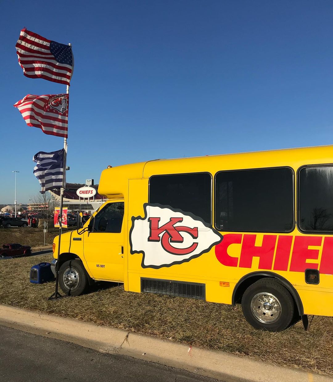 Kansas City Chiefs Fan Tailgating Bus. Photo By Instagram user @kingdomwagon