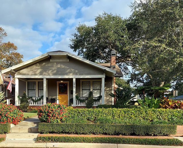 Bungalow style house in Tampa florida with steps out front and a large and open front porch. Photo by instagram user @mjcool4