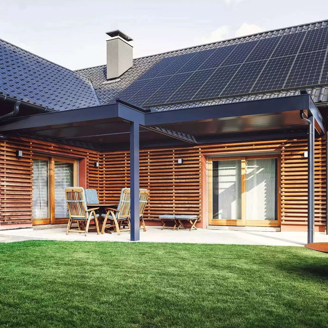 Exterior of a modern home with a landscaped yard and large solar panels on the roof. Photo by instagram user @astound_energy