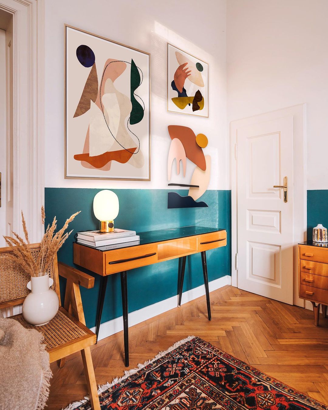 Modern Home Office with Elevated Furniture. Photo by Instagram user @janskacelikart