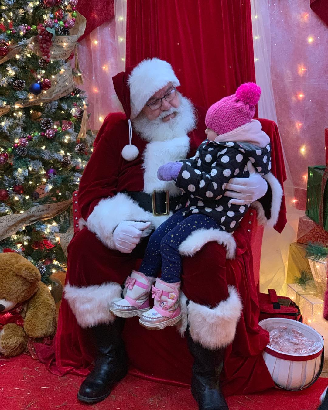 Santa Talking to a Little Girl. Photo by Instagram user @karencjharris