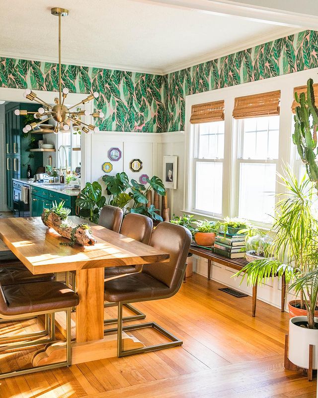 A modern urban jungle kitchen with a lot of houseplants and natural light with leaf wallpaper. Photo by instagram user @imjessicabrigham
