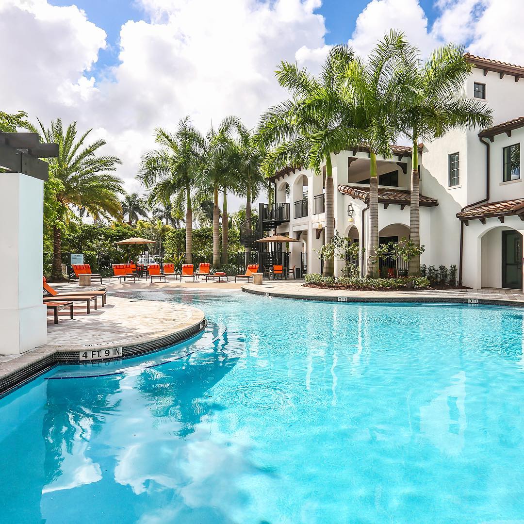 Nice Apartment Pool. Photo by Instagram user @amliapts