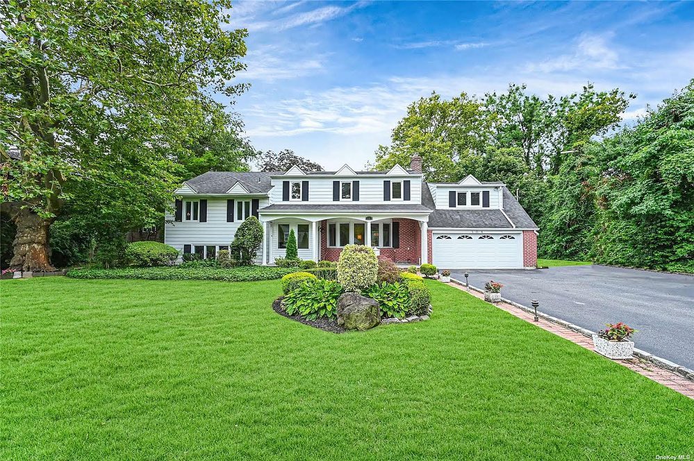 Large Two Story Home in Manhasset, Long Island. Photo by Instagram user @kwpointsnorth