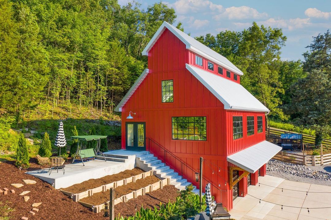 Classic Red Barn built into a Barndominium. Photo by Instagram user @stoltzco