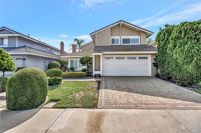 Modern home in Irvine neighborhood of Woodbridge. Photo by Instagram user @lizsoldit_real_estate.