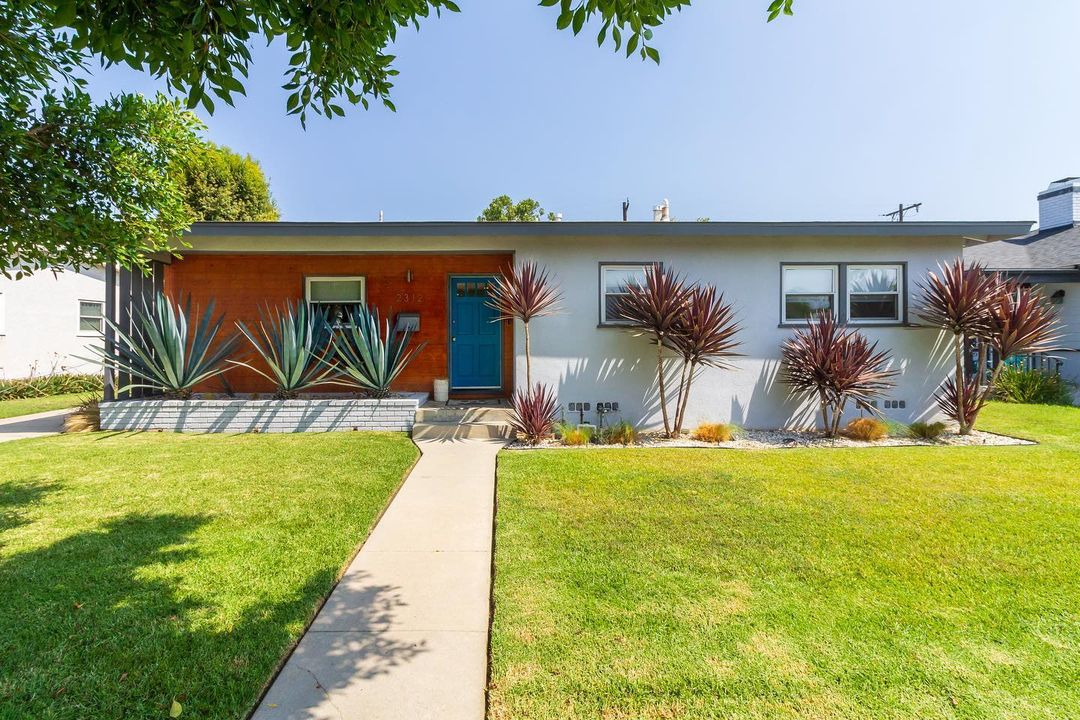Two Tone Ranch Style Home in Los Altos, Long Beach. Photo by Instagram user @acmestudiosla