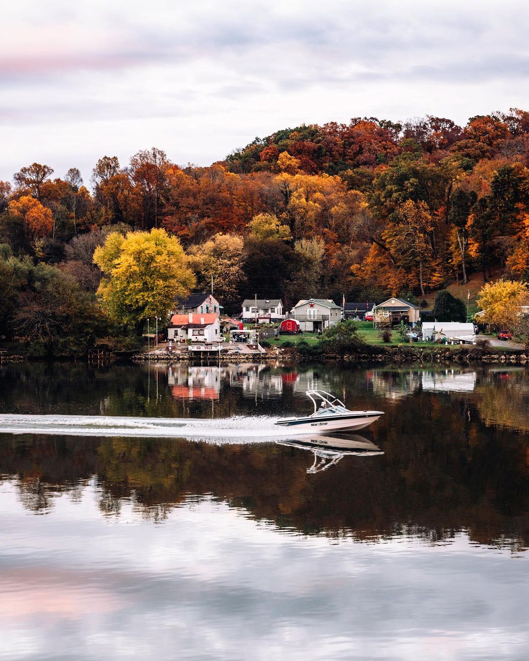 People Riding On the River in a Boat. Photo by Instagram user @caitlani9