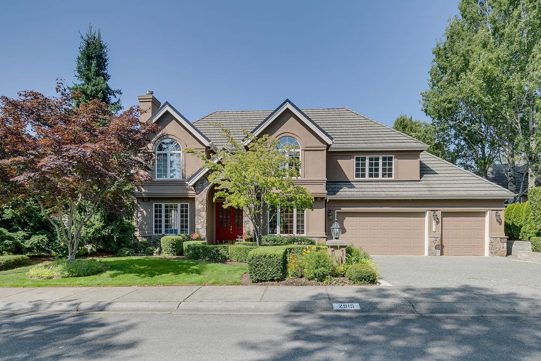 Two-Story Single Family Home in Sammamish, Washington. Photo by Instagram user @pnwhomephotography