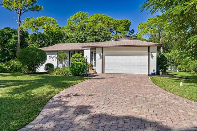 Exterior shot of a Iona, Fort Meyers house. Photo from Instagram user @rachael_therealtor