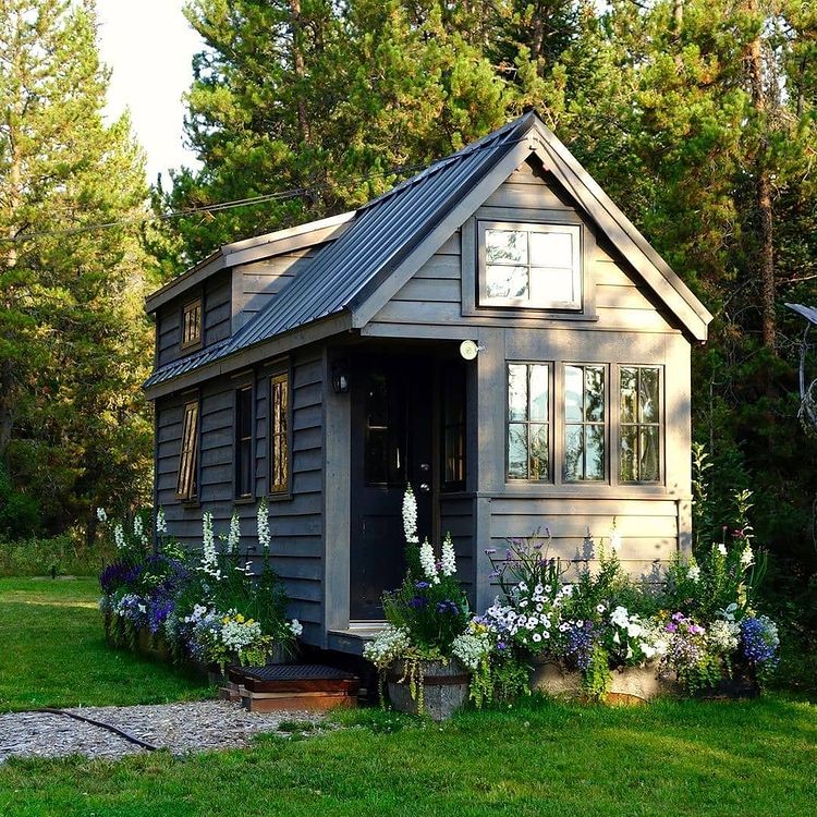 Mini Farmhouse Guesthouse in a Backyard. Photo by Instagram user @homeloansbyjody