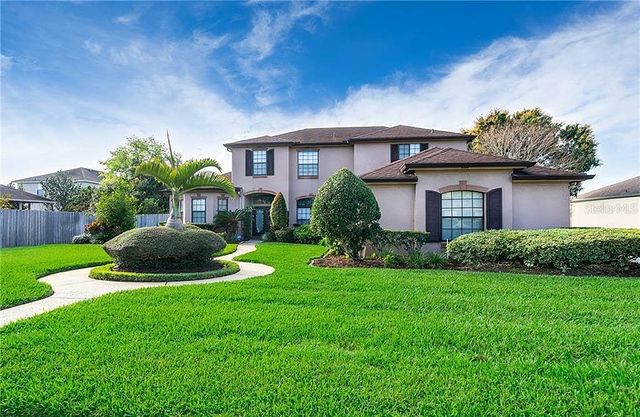 Exterior shot of a large, two-story home in Orlando with a manicured lawn. Photo by Instagram user @remaxdowntown.