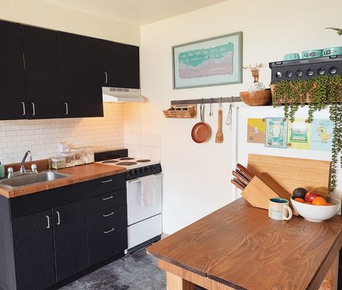 Kitchen with contact paper countertops and cabinets. Photo by Instagram user @el_massey.