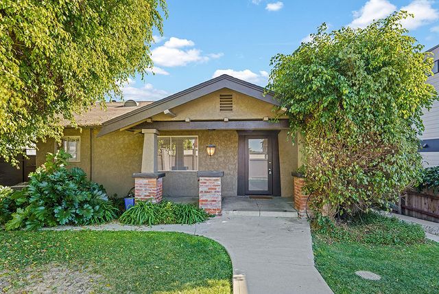 Front view of a ranch style home with lawn