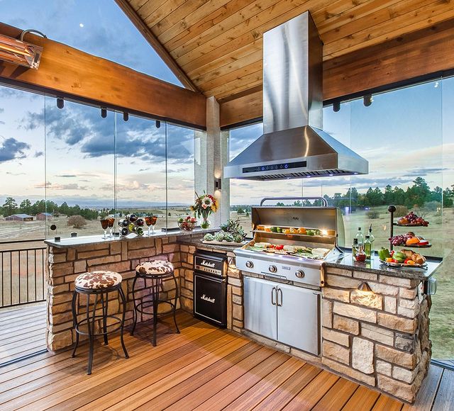 Outdoor luxury kitchen with slidable windows. Photo by Instagram user @mosaicoutdoorliving