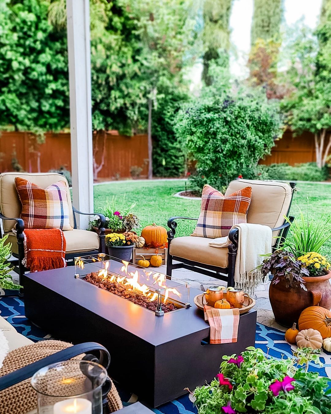 Backyard area with modern fire pit and seating. Photo by Instagram user @simple.joy.at.home